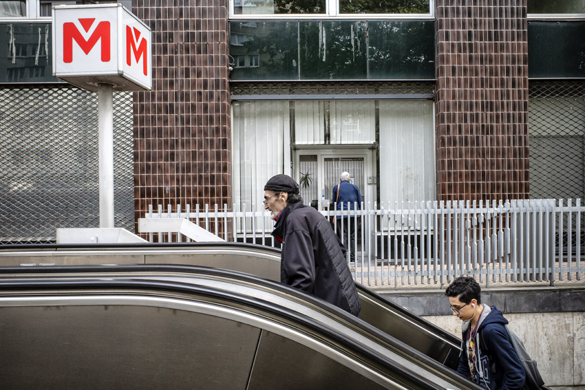 STRAATFOTOGRAFIE  De vrijheid van kijken, luisteren, voelen en slenteren.  Mijn plezier zit in het vastleggen van ‘gewone’ momenten met een verhalend karakter. Soms raadselachtig, grappig of ernstig. Het lijkt de waarheid maar is het niet. Het is de interpretatie van jou (en mij) van een moment van de werkelijkheid.